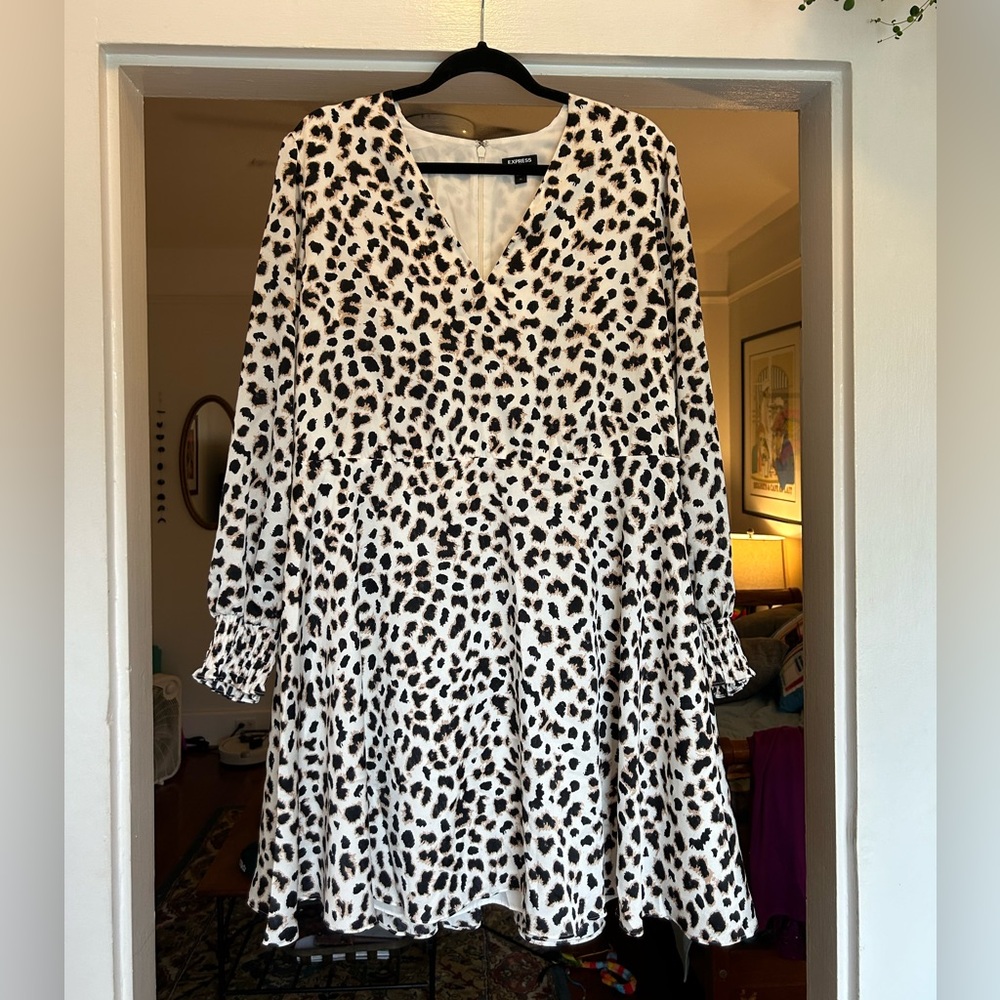 🐆 Express Long Sleeve V-Neck Dress - Size XL - White Leopard
